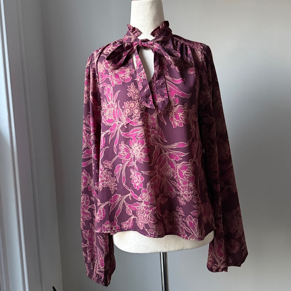 Evereve Plum Blouse with Pink Floral Print Size Small Relaxed Tie Neck top